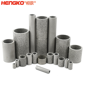 如果您對(duì)燒結(jié)不銹鋼濾管筒有任何疑問(wèn)，您會(huì)在這里找到答案。  一、什么是燒結(jié)不銹鋼濾管筒？    是通過(guò)加熱或加壓的燒結(jié)工藝制成的特殊金屬管。根據(jù)您需要的金屬類型，可以選擇燒結(jié)不銹鋼金屬管、燒結(jié)銅金屬管或燒結(jié)青銅金屬管。  二、燒結(jié)金屬管有哪些用途？ 1.食品和飲料行業(yè)：防止食物營(yíng)養(yǎng)成分被沖走，還可以過(guò)濾掉污染物。 2.水力發(fā)電廠為您工廠的渦輪機(jī)提供動(dòng)力。保持電力循環(huán)生產(chǎn)。 3.天然氣生產(chǎn)廠可以捕獲氣體中的小污染物。 4.化學(xué)加工工業(yè)過(guò)濾掉有害污染物，提高化學(xué)產(chǎn)品的效率。 5.石油工業(yè)消除污染物來(lái)提高石油產(chǎn)品的純度。 6.醫(yī)藥行業(yè)去除藥品中的污染物，并提高藥用價(jià)值     三、燒結(jié)金屬管的優(yōu)點(diǎn)是什么？ 1.材料堅(jiān)固形狀靈活    2.良好的滲透性     3.多種孔隙分布 4.性能穩(wěn)定可以應(yīng)對(duì)來(lái)自各種流體的高壓而不會(huì)變形。  5.機(jī)械強(qiáng)度高可以在高溫高壓等極其惡劣的環(huán)境中使用。 6.可以調(diào)整孔的大小    7.耐腐蝕和熱沖擊   8.設(shè)備易于清潔，無(wú)需長(zhǎng)時(shí)間關(guān)機(jī)。  四、選擇燒結(jié)金屬管時(shí)要注意以下幾點(diǎn)：  優(yōu)質(zhì)材料、溫度范圍、微米變化、耐腐蝕、納污能力、機(jī)械強(qiáng)度 需要的高強(qiáng)度（恒歌316不銹鋼濾管正反向流動(dòng)中提供相同的強(qiáng)度）      燒結(jié)金屬管的工作原理  五、什么材料可以制造燒結(jié)金屬管？ 1.燒結(jié)不銹鋼：高機(jī)械強(qiáng)度耐腐蝕，在高壓高溫中高效運(yùn)行不會(huì)損壞；  2.銅粉末燒結(jié)管屬不銹鋼替代品，耐腐蝕且經(jīng)濟(jì)實(shí)惠，但耐溫和強(qiáng)度較差；  3.鎳合金，適用于極端工作條件的燒結(jié)金屬管。     注：燒結(jié)、固化、退火有以下幾個(gè)方面的比較：  1.燒結(jié)：這是一種熱處理方法，會(huì)使粉末狀物質(zhì)形成整體材料，利用粉末中單個(gè)粒子之間發(fā)生的擴(kuò)散?？梢怨虘B(tài)和液態(tài)下發(fā)生。     金屬粉末  2.養(yǎng)護(hù)：是用來(lái)加速化學(xué)反應(yīng)的技術(shù)，適用于高分子及高分子材料復(fù)合。當(dāng)熱固性聚合物在室溫下無(wú)法在合理時(shí)間內(nèi)固化時(shí)，您將使用固化爐應(yīng)用高溫來(lái)實(shí)現(xiàn)固化過(guò)程。  （例如，當(dāng)您將預(yù)浸碳纖維覆蓋在模具上時(shí)可以固化它，使它保持模具的形狀，單體會(huì)在固化溫度下迅速反應(yīng)，從而形成熱固性聚合物，使預(yù)浸墊物質(zhì)變硬。）  3.退火：是一種熱處理技術(shù)，用于使用非常高的溫度來(lái)減輕物質(zhì)的應(yīng)力，降低處理物質(zhì)中原子間鍵內(nèi)的內(nèi)應(yīng)力和整體彈性能。此外，它是指金屬熱處理、高性能聚合物和陶瓷玻璃的術(shù)語(yǔ)。  （例如，您可以將冷軋鋼坯退火，制成另一種產(chǎn)品，當(dāng)內(nèi)部應(yīng)力不推薦時(shí)，例如在進(jìn)行機(jī)加工之前，您可使用此過(guò)程，機(jī)械加工通過(guò)去除材料來(lái)改變內(nèi)應(yīng)力的分布。     六、有哪些類型的燒結(jié)金屬管： 1.燒結(jié)多孔金屬管金屬管上的孔有助于過(guò)濾過(guò)程，運(yùn)營(yíng)成本低，但由于表面積小效率較低。     2.褶皺燒結(jié)金屬管表面積大于多孔金屬管，過(guò)濾效率高，但成本也高。     七、能清洗燒結(jié)金屬管嗎？ 建議定期清潔設(shè)備上累積的污染物提高效率，確保其經(jīng)久耐用并發(fā)揮最佳性能，延長(zhǎng)使用壽命。  在 Hengko我們將幫助您獲得合適的燒結(jié)不銹鋼濾管筒以滿足獨(dú)特的應(yīng)用要求。您有任何疑問(wèn)，請(qǐng)隨時(shí)聯(lián)系我們的團(tuán)隊(duì)。m.chuchenpeijian.com